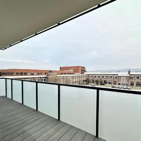 Stylish 2-room Near Train Station Apartment *