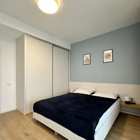Stylish 2-room Near Train Station *
