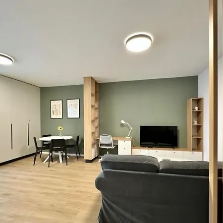 Stylish 2-room Near Train Station Apartment *