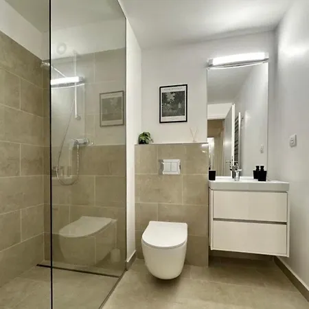 Stylish 2-room Near Train Station *