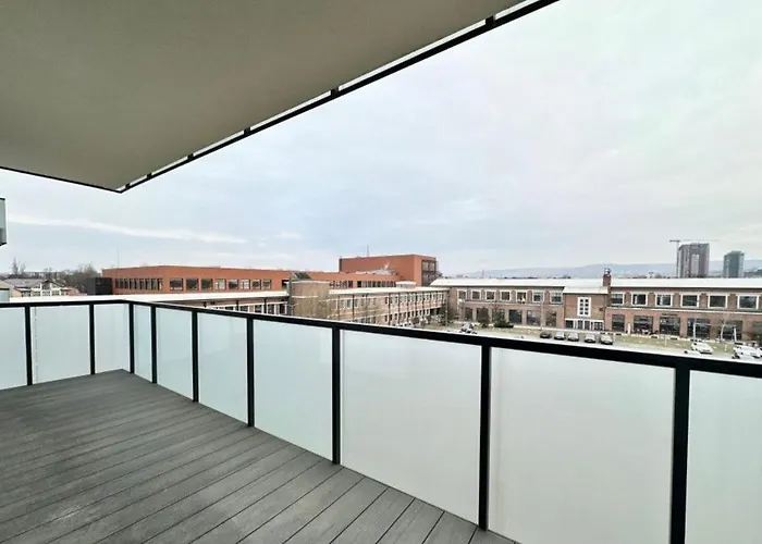 Stylish 2-room Near Train Station Apartment *