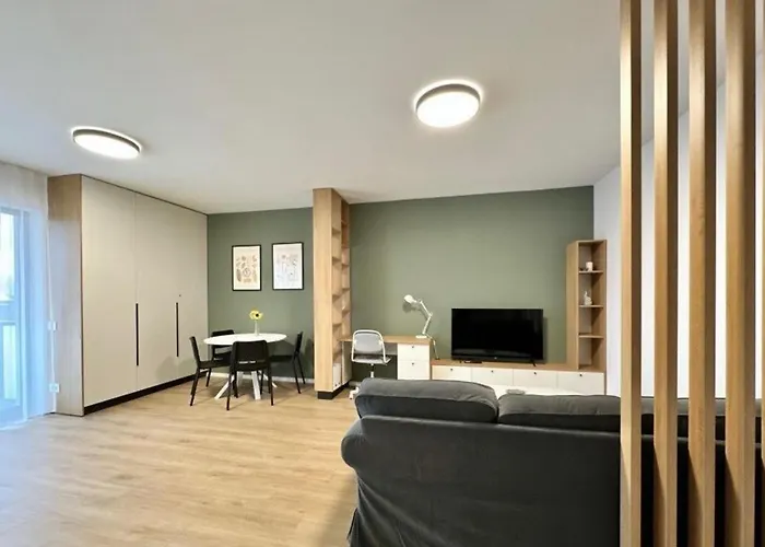 Stylish 2-room Near Train Station Apartment *