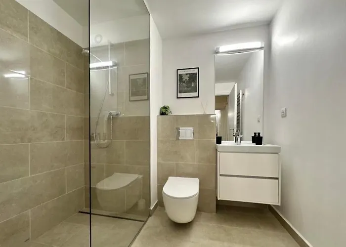 Stylish 2-room Near Train Station *